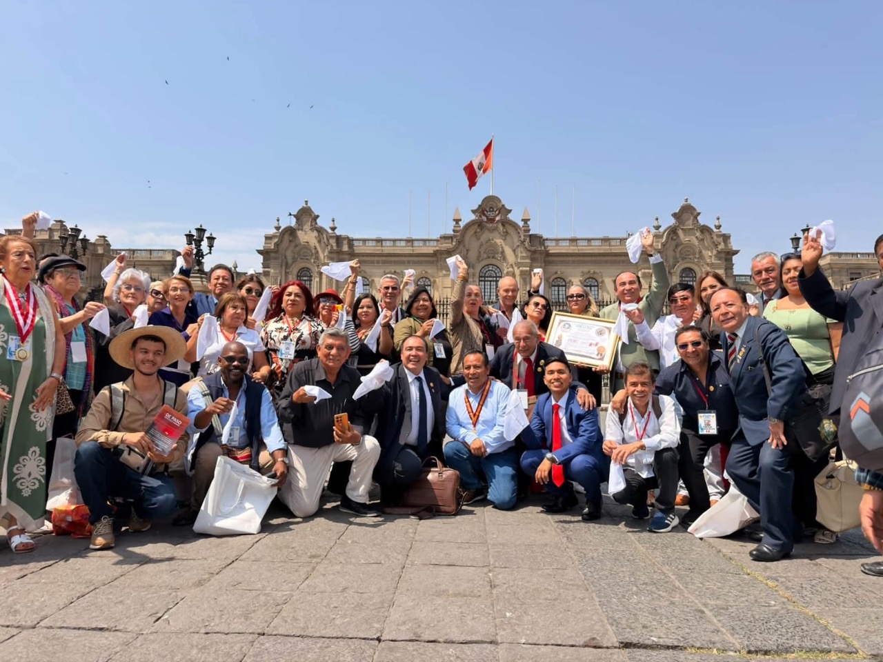 Participantes reunidos frente al Palacio de Gobierno en Perú